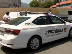 Citizens bring personal belongings under the supervision of rescuers in a building where two people were killed in a building, where two people were killed.
