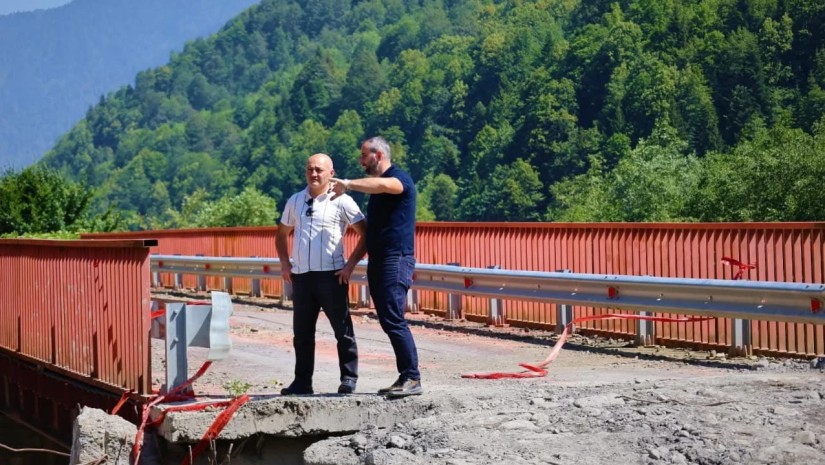 ინტენსიური გაწმენდითი სამუშაოების შედეგად, ლენტეხი-ბავარის მიმართულებით საავტომობილო მოძრაობა აღდგენილია. ინტენსიური გაწმენდითი სამუშაოების შედეგად, ლენტეხი-ბავარის მიმართულებით საავტომობილო მოძრაობა აღდგენილია.