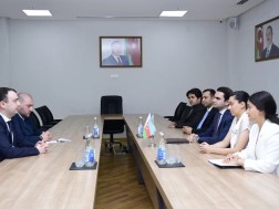 ბაქოში ვიზიტის ფარგლებში, „ქართული ოცნების“ ახალგაზრდული ორგანიზაციის თავმჯდომარე გიორგი ჩაკვეტაძე „ახალი აზერბაიჯანის” მიწვევით მმართველი პარტიის ცენტრალურ ოფისს ესტუმრა