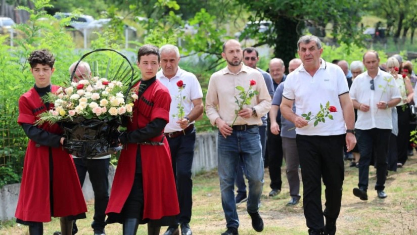 ცაგერის მუნიციპალიტეტში ადგილობრივი ხელისუფლების წარმომადგენლებმა გმირის საფლავი შეამკეს ცაგერის მუნიციპალიტეტში ადგილობრივი ხელისუფლების წარმომადგენლებმა გმირის საფლავი შეამკეს