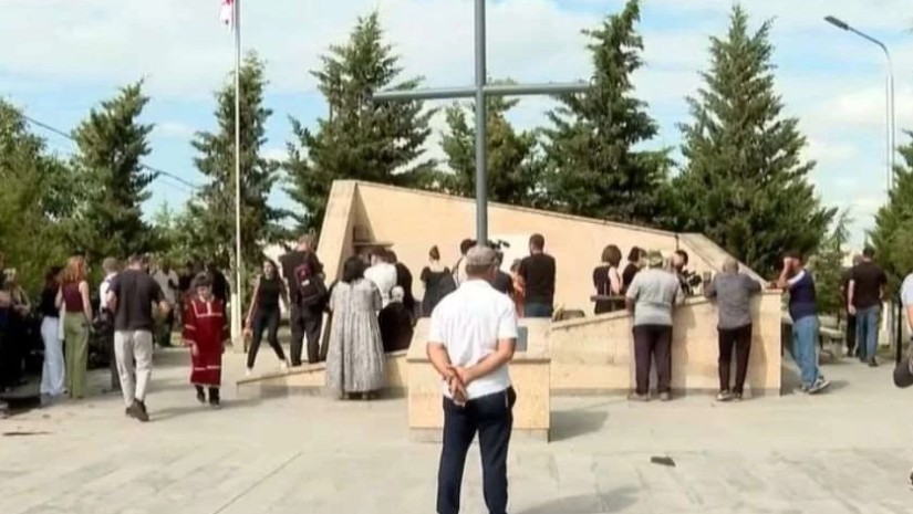 შინდისში დაღუპულ გმირთა მემორიალთან ოჯახის წევრები და მოქალაქეები იკრიბებიან შინდისში დაღუპულ გმირთა მემორიალთან ოჯახის წევრები და მოქალაქეები იკრიბებიან