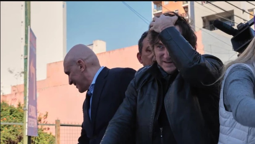 საავტომობილო ესკორტს დემონსტრანტებმა ქვები ესროლეს