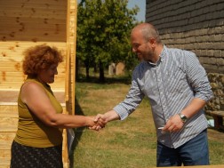 Gori mayoral candidate Konstantine Buzaladze handed over the homeless family to a residential cottage