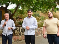 ნაძალადევის რაიონის მაჟორიტარობის კანდიდატი ირაკლი ბენდელიანი მოსახლეობასთან შეხვედრებს მართავს
