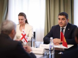 შალვა პაპუაშვილი საქართველოში ყირგიზეთის ელჩს შეხვდა