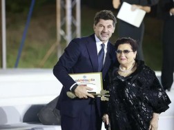 საპატიოა ყველა მოქალაქე, ვინც ზრუნავს ქალაქზე, დახმარების ხელს უწვდის გაჭირვებაში მყოფებს, ვინც კეთილსინდისიერი შრომით ემსახურება ქალაქს და ქვეყანას, მადლობა ამისთვის - კახა კალაძე