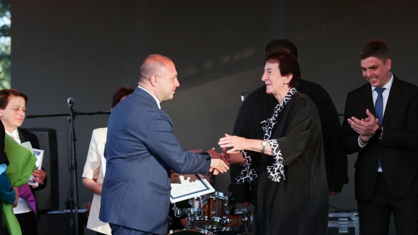 გივი მიქანაძემ ლანჩხუთის მუნიციპალიტეტის ღვაწლმოსილი პედაგოგები დააჯილდოვა