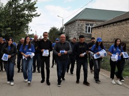 Zamuri Chitanava, the mayoral candidate of the Georgian Dream, met the population on the basis of door -to -door