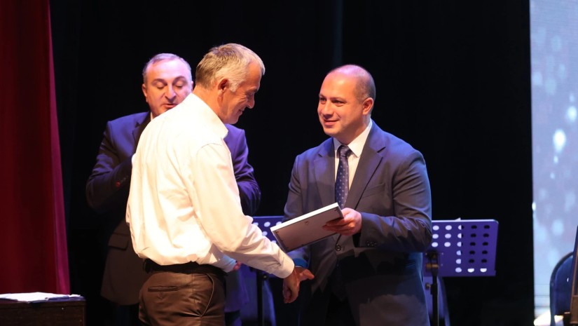 გივი მიქანაძემ ხელვაჩაურის მუნიციპალიტეტის ღვაწლმოსილი პედაგოგები დააჯილდოვა