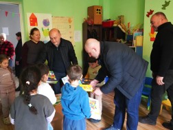 ლენტეხის მუნიციპალიტეტის მერმა გიორგი გაზდელიანმა საბავშვო ბაღის აღსაზრდელებს საჩუქრები გადასცა.