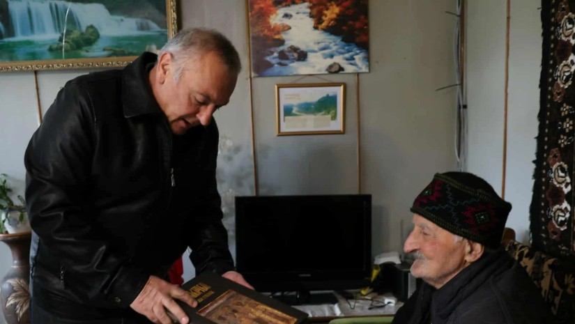 ცაგერის მუნიციპალიტეტის მერმა ღვაწლმოსილი მეცნიერი მოინახულა