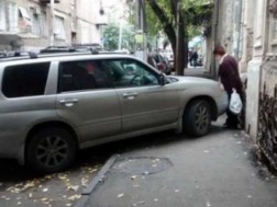 მანქანა ტროტუარზე