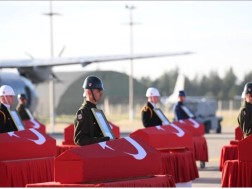 დაღუპულ ჯარისკაცებს მურთედის საჰაერო ბაზაზე სამხედრო ცერემონიით ემშვიდობებიან