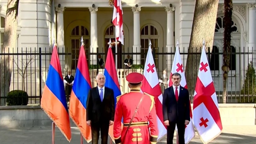 თბილისში სომხეთის პრეზიდენტის დახვედრის ცერემონია მიმდინარეობს