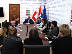  ოზურგეთის მუნიციპალიტეტის მერმა პაატა კუნჭულიამ, მერიის სამსახურებისა და განყოფილებების უფროსებთან ყოველკვირეული სამუშაო შეხვედრა გამართა