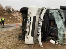 თურქეთში სასკოლო ავტობუსი ამოტრიალდა თურქეთში სასკოლო ავტობუსი ამოტრიალდა