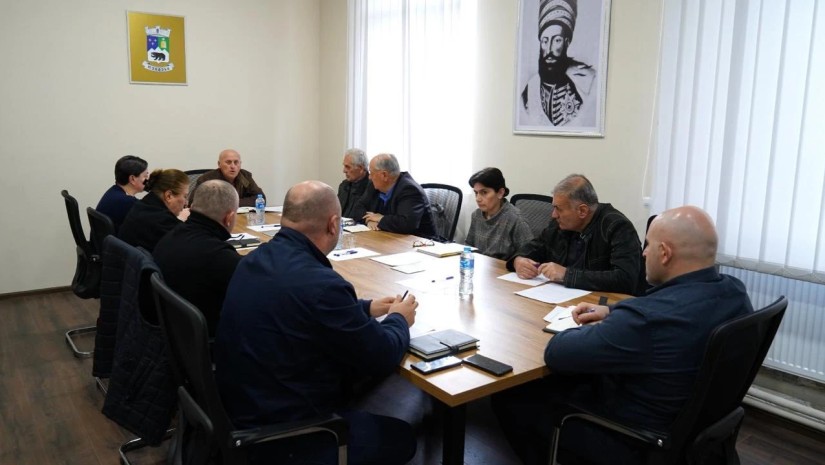 ლენტეხის მუნიციპალიტეტის მერმა, გიორგი გაზდელიანმა, მერიის სამსახურის ხელმძღვანელებთან სამუშაო შეხვედრა გამართა.