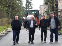 ოზურგეთის მერის მოადგილე მერიისა და საკრებულოს წარმომადგენლებთან ერთად, დაბა ურეკში გზის რეაბილიტაციის პროცესს გაეცნო