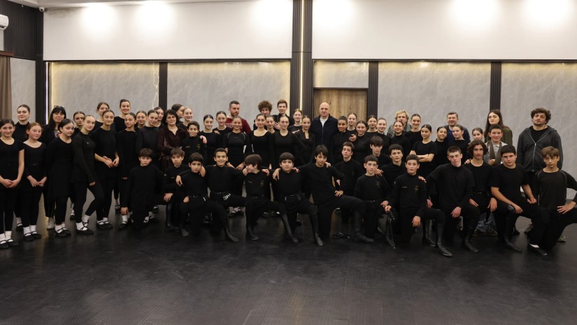 ოზურგეთის მერმა პაატა კუნჭულიამ ანსამბლ „ზენაარის“ სტუდია დაათვალიერა და ანსამბლის ხელმძღვანელებსა და მოცეკვავეებს შეხვდა