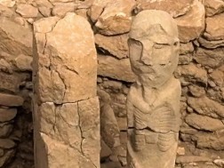 ქანდაკება, რომელსაც ტუჩები აქვს ამოკერილი