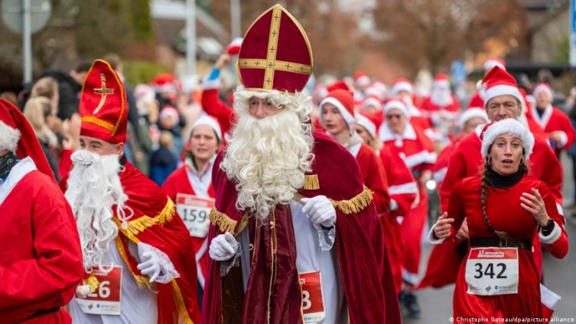 ბერლინთან სანტა კლაუსების ტრადიციული რბოლა ჩატარდა