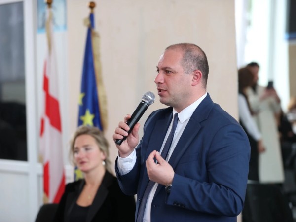  გივი მიქანაძემ ჩუღურეთის რაიონის სასკოლო საზოგადოებასთან ზოგადი განათლების სისტემის რეფორმის კონცეფცია განიხილა