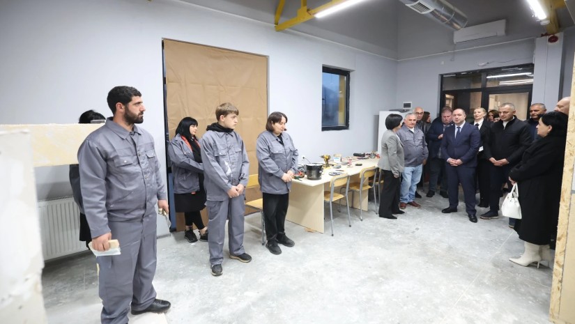 გივი მიქანაძე პროფესიულ კოლეჯებში სასწავლო პროცესს ეცნობა