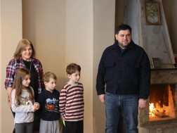 გივი ჩხარტიშვილმა შშმ პირებს, სოციალურად დაუცველ და მრავალშვილიან ოჯახებს დამდეგი შობა-ახალი წელი მიულოცა და ნობათები გადასცა   