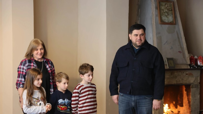 გივი ჩხარტიშვილმა შშმ პირებს, სოციალურად დაუცველ და მრავალშვილიან ოჯახებს დამდეგი შობა-ახალი წელი მიულოცა და ნობათები გადასცა   