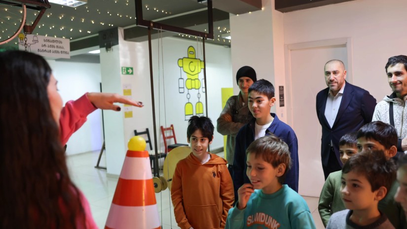  ზურაბ აბაშიძემ მთაწმინდის რაიონში მცხოვრებ მრავალშვილიანი ოჯახების ბავშვებს მეცნიერებათა  მუზეუმში  უმასპინძლა