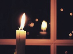 სანთელი ფანჯარაში