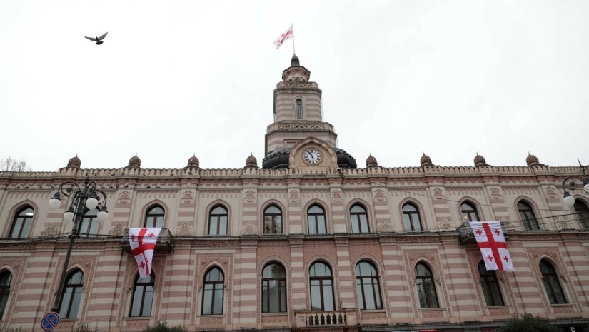 სახელმწიფო დროშის დღესთან დაკავშირებით, თბილისის საკრებულოს შენობიდან დროშები გადმოიფინა