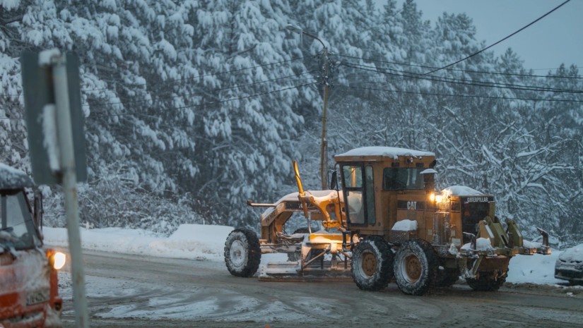 თბილისში და შემოერთებულ ტერიტორიებზე გზების ტექნიკური მარილით დამუშავება ინტენსიურ რეჟიმში გრძელდება