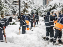 თბილისის მერიის შესაბამისი სამსახურები გზებისა და ფეხით სავალი მონაკვეთების თოვლისგან გაწმენდას ინტენსიურად განაგრძობენ   
