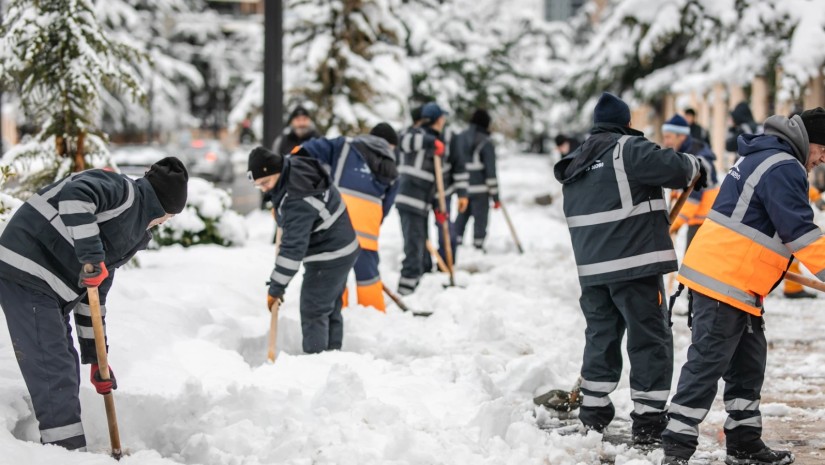 თბილისის მერიის შესაბამისი სამსახურები გზებისა და ფეხით სავალი მონაკვეთების თოვლისგან გაწმენდას ინტენსიურად განაგრძობენ   