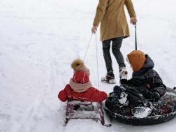 ბავშვები თოვლში