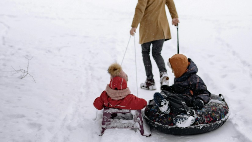 ბავშვები თოვლში
