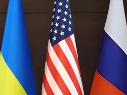 უკრაინის, აშშ-ისა და რუსეთის დროშები