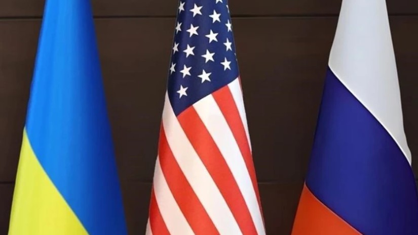 უკრაინის, აშშ-ისა და რუსეთის დროშები