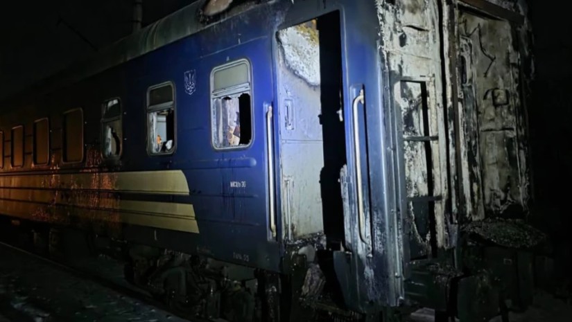 რუსეთმა უკრაინაში სამგზავრო მატარებელი დაბომბა