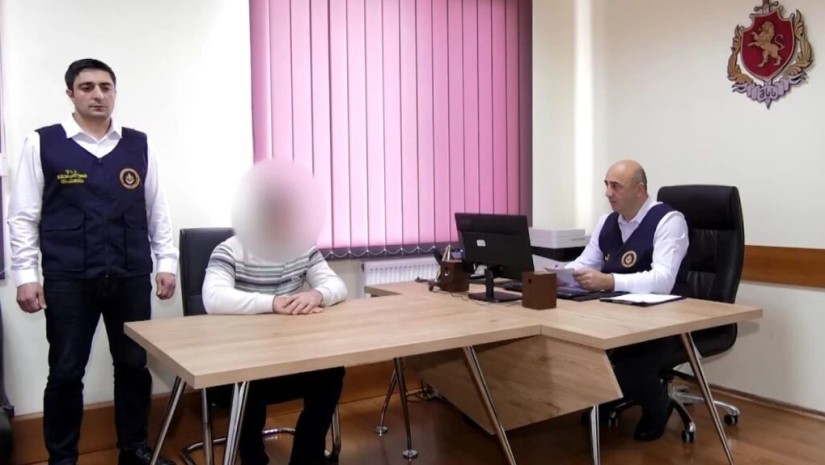 დაცვის პოლიციის თანამშრომელი დააკავა