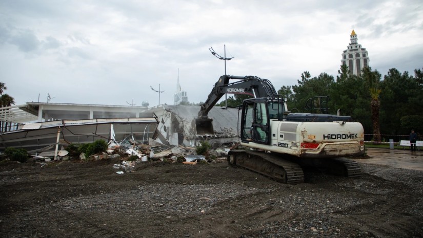 ბათუმის  სანაპირო ზოლზე უნებართვო ობიექტის დემონტაჟი მიმდინარეობს