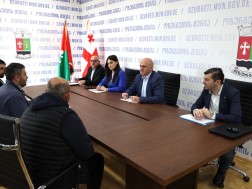  ოზურგეთის მუნიციპალიტეტის მერიაში მოქალაქეებთან შეხვედრა მიმდინარეობს
