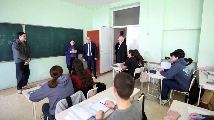 გივი მიქანაძე ვეკუას სახელობის ფიზიკა-მათემატიკის სკოლას ესტუმრა