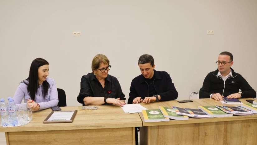 სოსო გიორგაძემ ბათუმის საბავშვო ბაღებს საქპატენტის პოლიგრაფიულ ბაზაზე დაბეჭდილი მეთოდური სახელმძღვანელოები და გზამკვლევები გადასცა