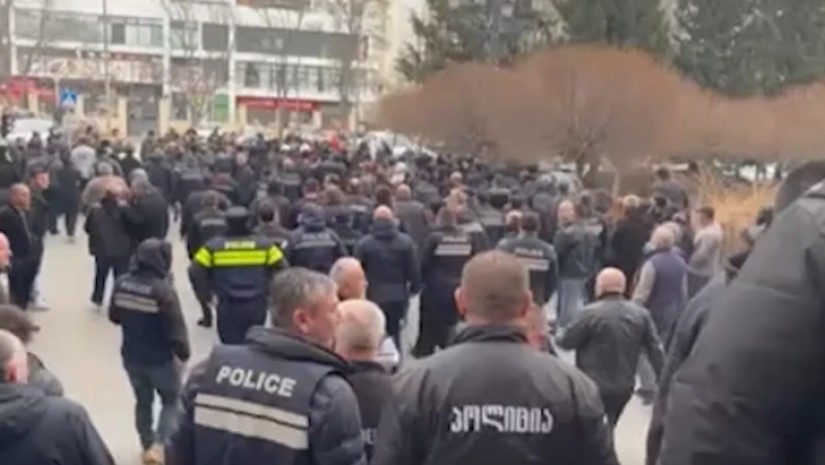 ფიზიკური დაპირისპირება საქალაქო სასამართლოს ეზოში