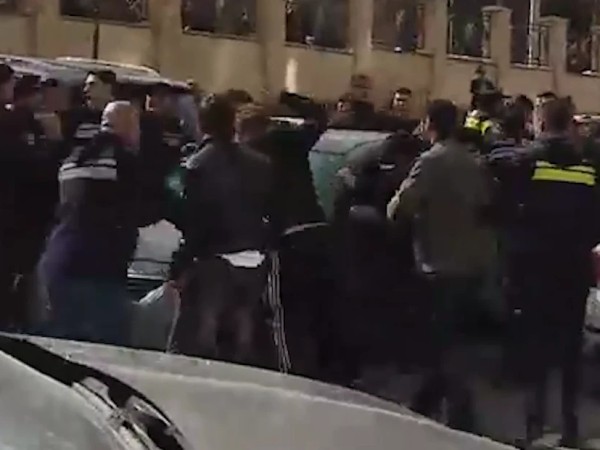 ჩხუბი სასამართლოს ეზოში