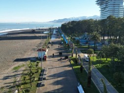 ბათუმის ბულვარის სანაპირო ზოლის დასუფთავება დილიდან მიმდინარეობს