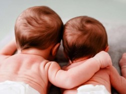 ტყუპის ჩახუტება