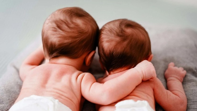 ტყუპის ჩახუტება